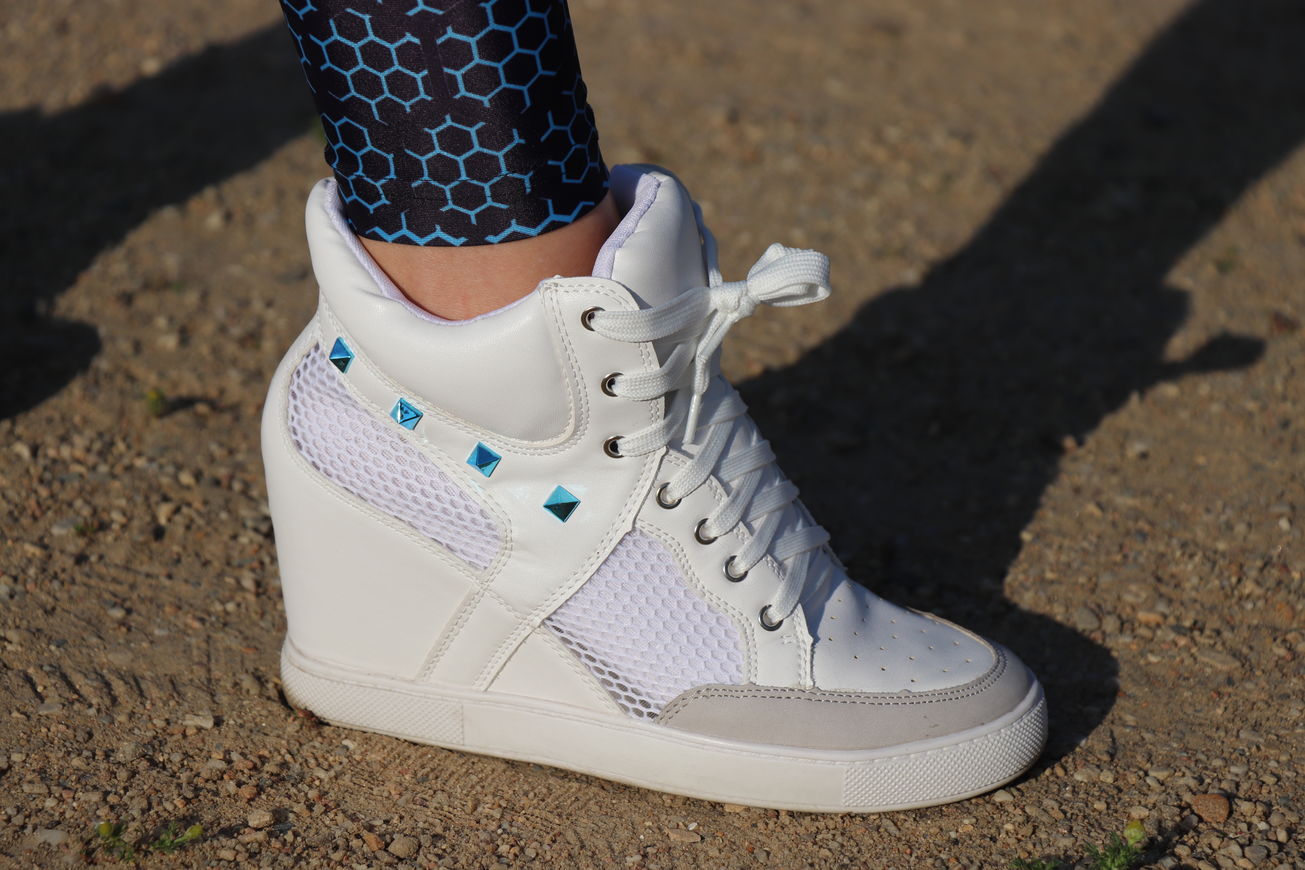 Sneaker with high heels and small stone edging