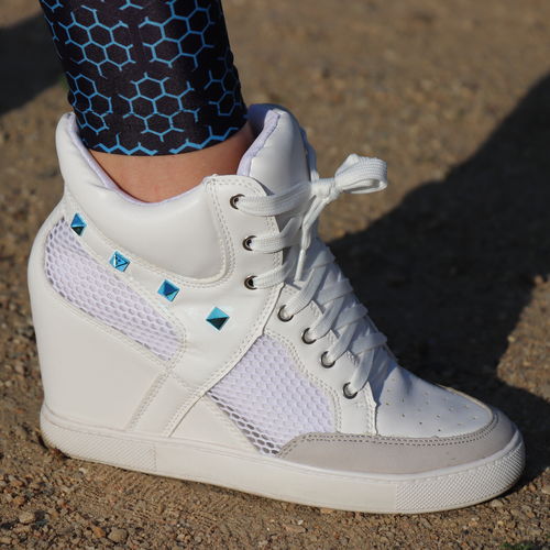 Sneaker with high heels and small stone edging