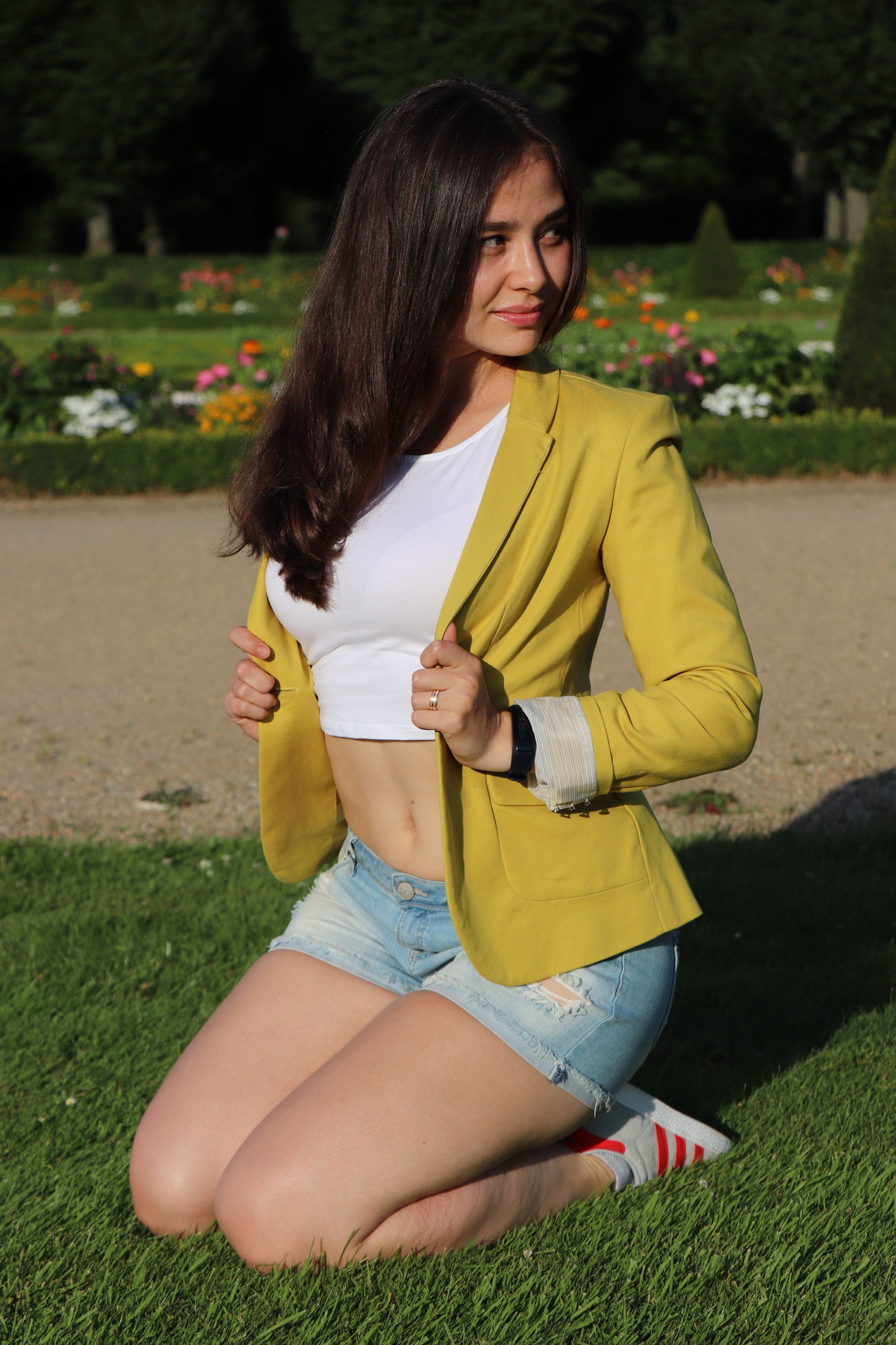 Blazer + Jeans Hot Pants  = sexy and cool look
