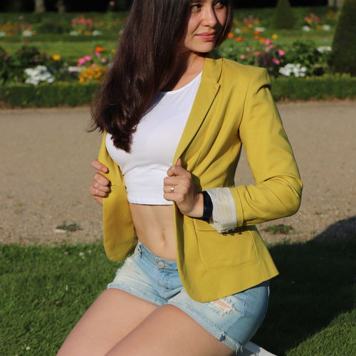 Blazer + Jeans Hot Pants  = sexy and cool look